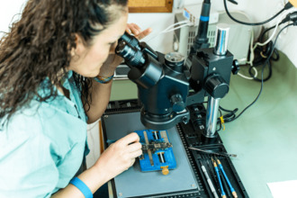 Comment Choisir le Bon Microscope pour la Réparation Électronique